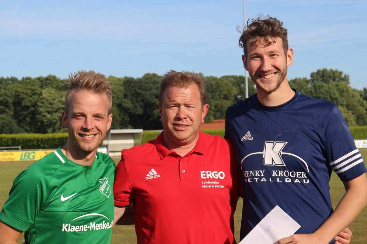 Spielführer von Bethen und Kneheim mit Organisator Frank (Piemsche) Möller